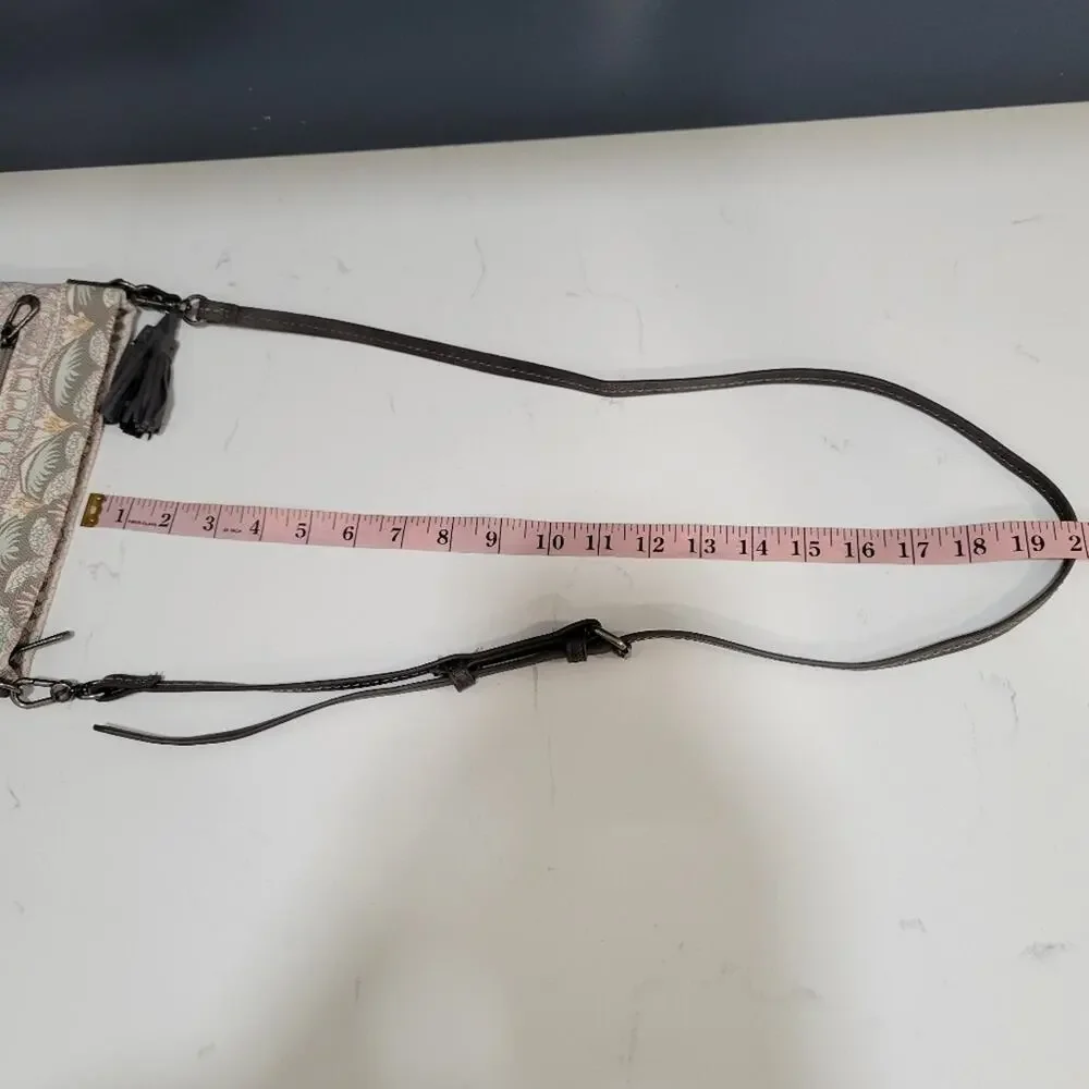 Sakroots Crossbody Adjustable Strap Pockets inside.